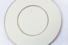 Sousplat branco laqueado filete dourado.jpg